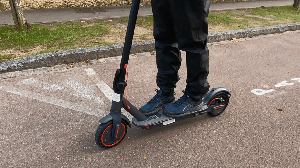 Une personne qui roule avec la trottinette électrique AOVO ES80