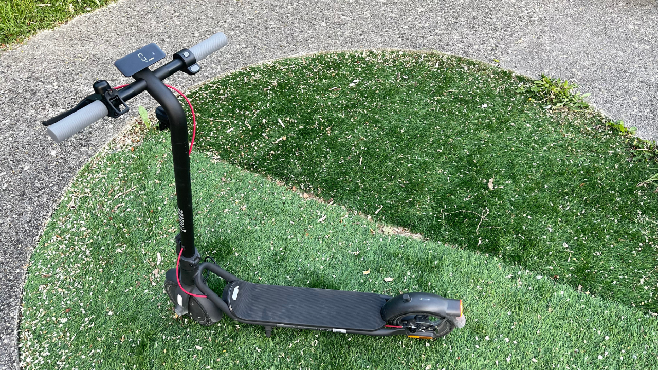 Photo de la trottinette électrique Navee V40 sur de l'herbe en plongée