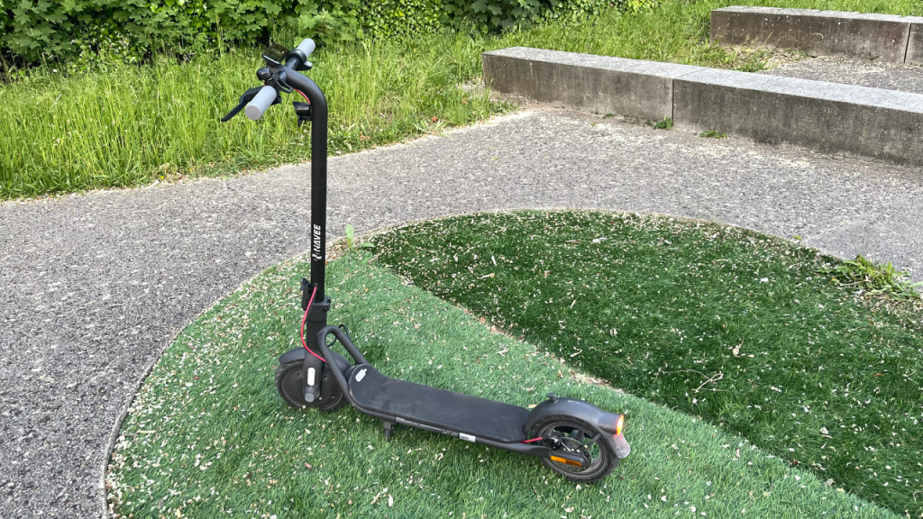 Vue de profil de la trottinette électrique Navee V40