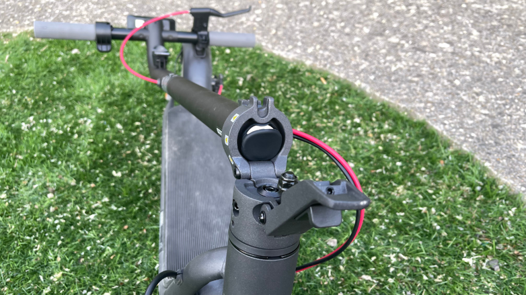 Le détail du airtag dans le guidon de la trottinette électrique