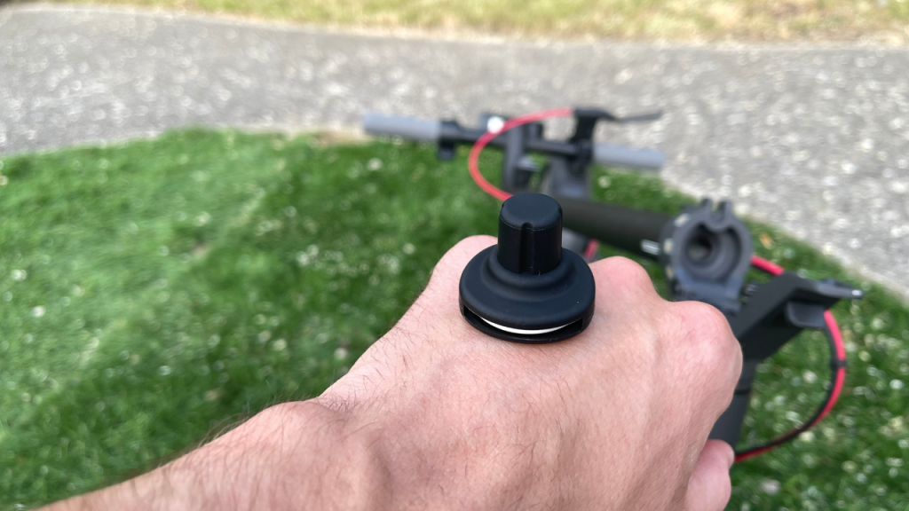 Image d'un airtag à placer dans le guidon de la trottinette électrique