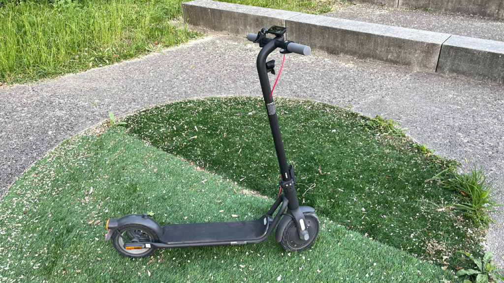 Trottinette électrique Navee V40 immobile, vue de profil.
