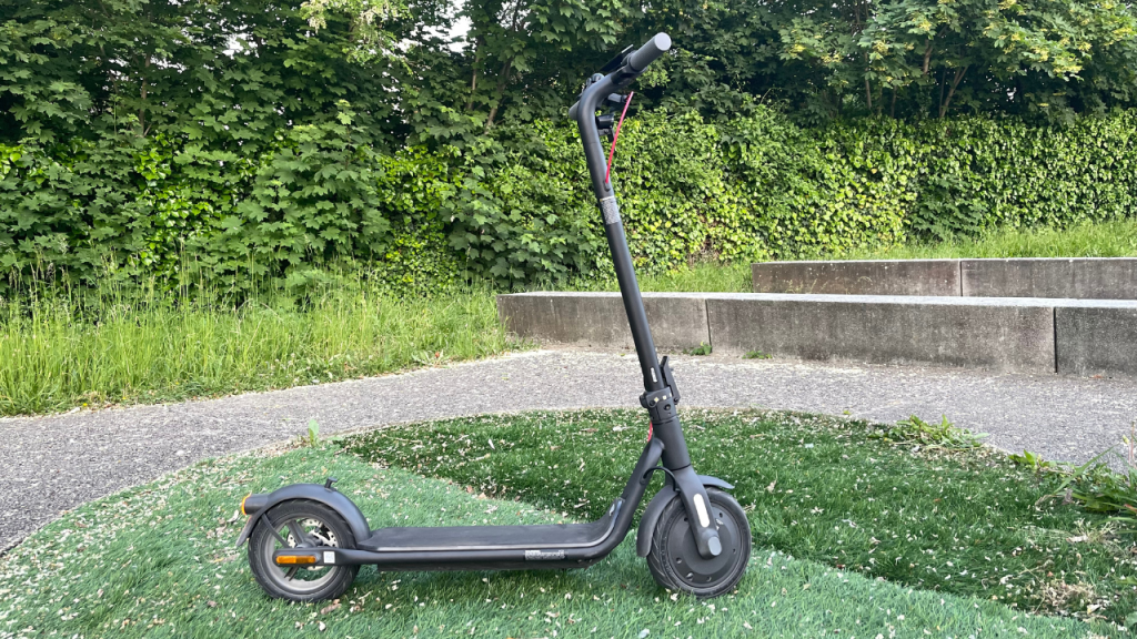 Vue de profil de la trottinette électrique Navee V40.