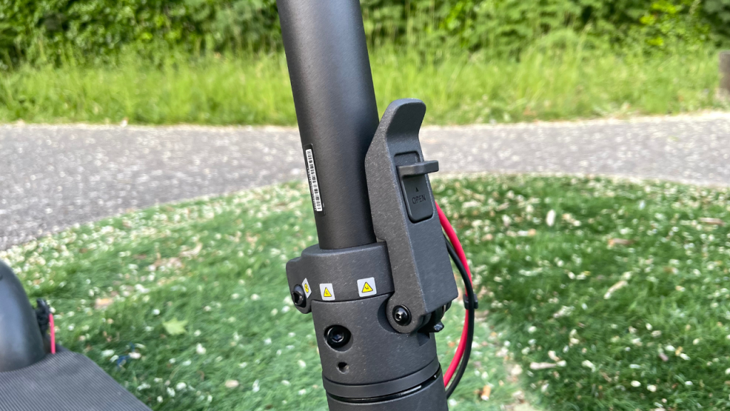 Photo en gros plan sur le système de pliage de la Navee V40