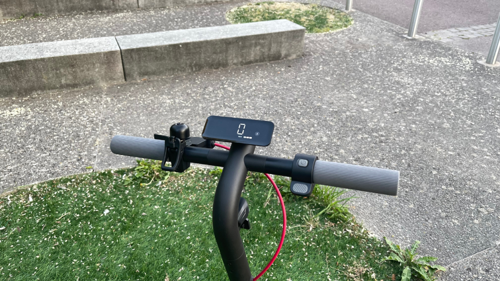 Vue aérienne de la trottinette électrique Navee V40 avec un focus sur l'écran