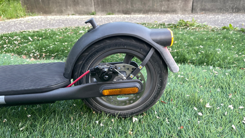 Zoom sur les roues de la Navee V40 avec le frein à disque de 120 mm