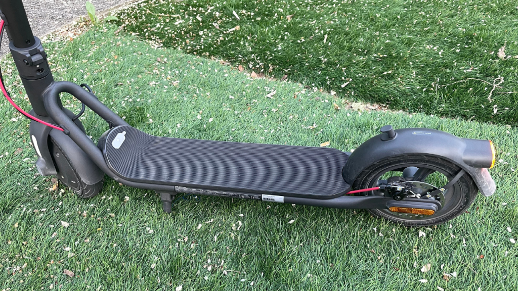 Navee V40, trottinette électrique alliant puissance et design.
