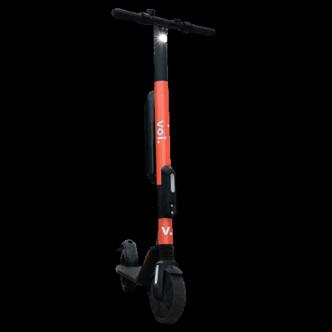 Trottinette électrique rouge qui bouge de gauche à droite