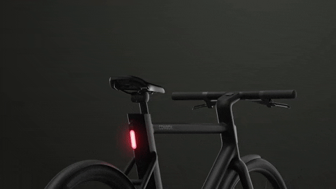 Vélo électrique futuriste noir avec une led rouge et un téléphone sur le guidon
